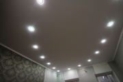удачное расположение светильников в матовом потолке